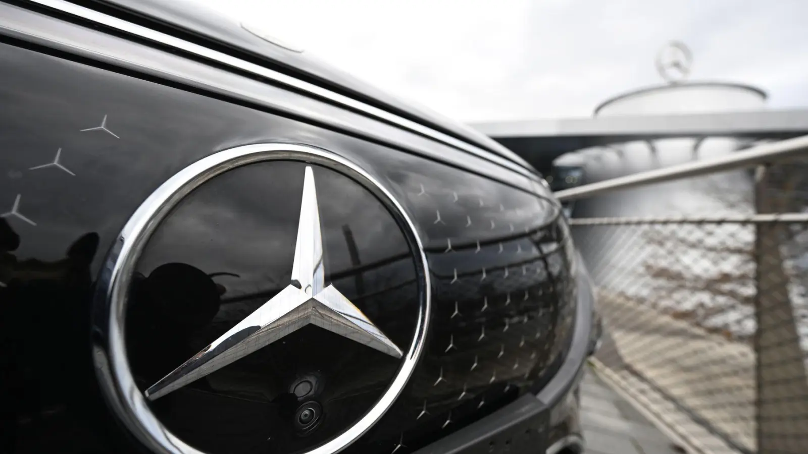 In Neu-Ulm beginnt Mercedes mit dem Verkauf seiner Autohäuser. (Archivbild)  (Foto: Bernd Weißbrod/dpa)