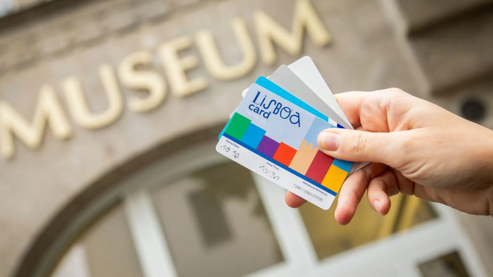 Citypässe wie die Lisboa Card für Lissabon können sich für Städtereisende lohnen - wenn das Angebot der Pässe mit den Urlaubsplänen zusammenpasst. Andernfalls zahlt man eher drauf, als zu sparen. (Foto: Nico Tapia/dpa/dpa-tmn)