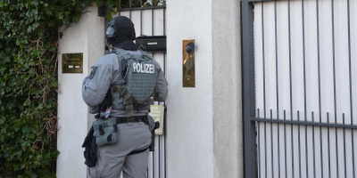 Im Dezember durchsuchten bewaffnete Spezialkräfte ein Wohnhaus in Neustadt. Ermittler durchleuchten die Geschäfte von Michael Gastauer. (Foto: Christa Frühwald)