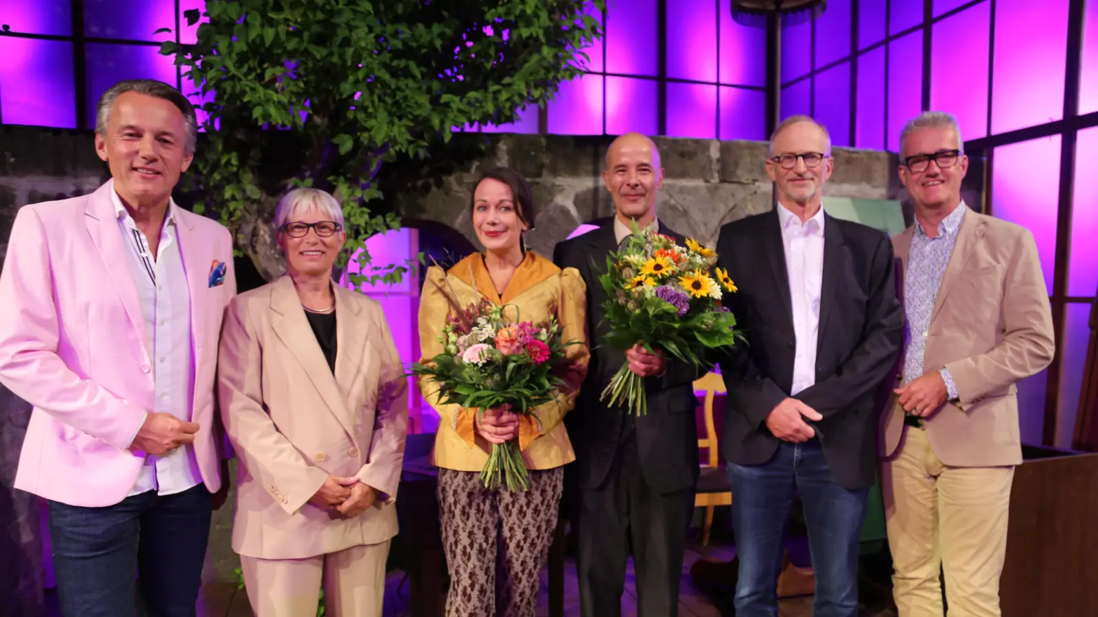 Bei der Verleihung des Kreuzgangpreises mit dabei waren (von links): Radio-8-Programmleiter Klaus Seeger, FLZ-Chefredakteurin Gudrun Bayer, Preisträgerin Edina Hojas, Geehrter Ulrich Westermann, Intendant Johannes Kaetzler und Feuchtwangens Bürgermeister Patrick Ruh. (Foto: Martina Kramer)