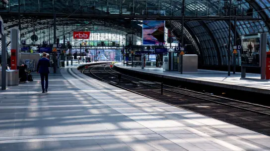 Einsam am Gleis: Wegen des Warnstreiks werden ab der Nacht zu Montag so gut wie keine Züge mehr fahren. (Foto: Bernd Diekjobst/dpa-tmn)