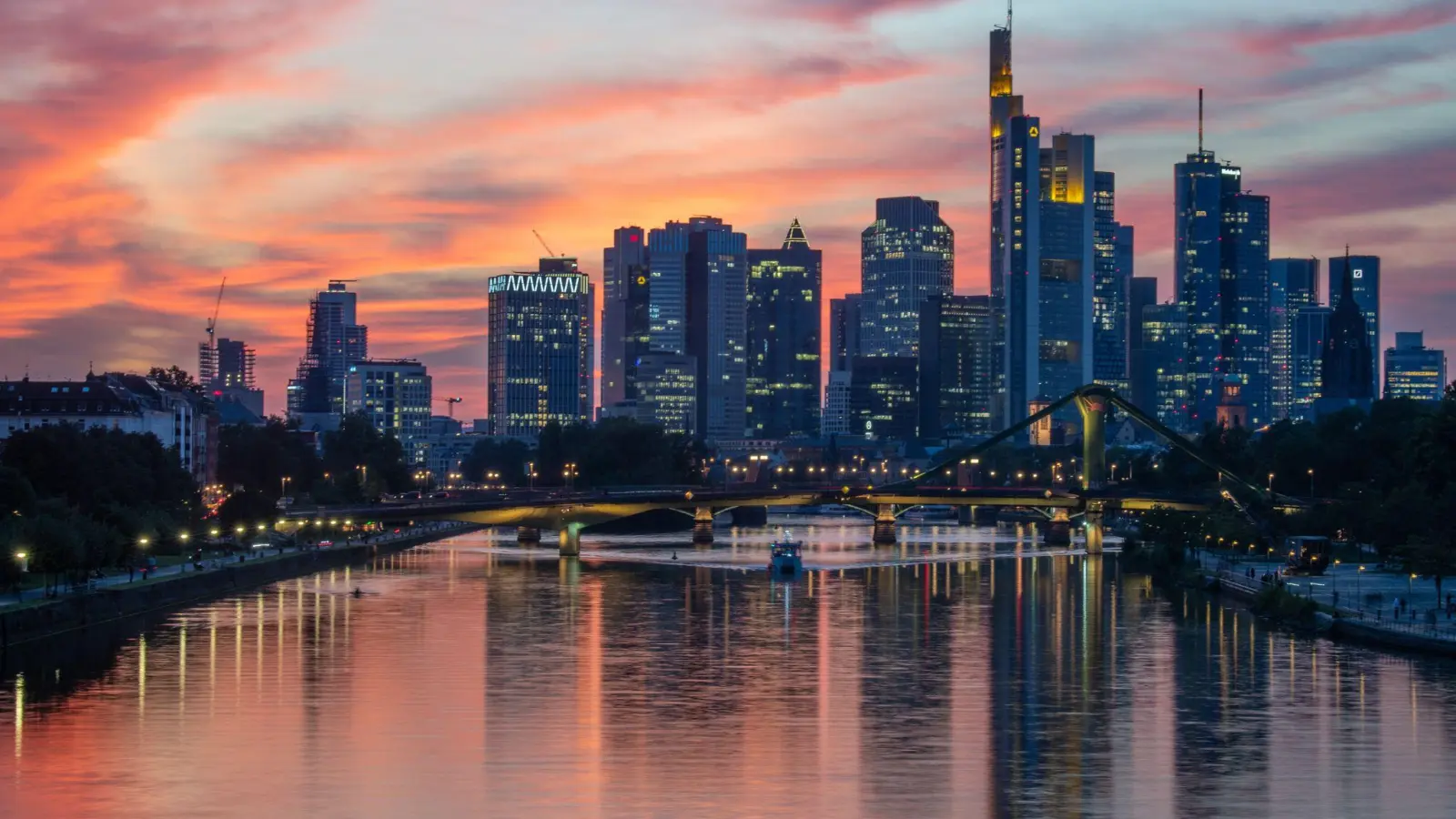 Finanzplatz Frankfurt: Die neue EU-Behörde soll von hier aus Geldwäsche in Europa bekämpfen (Archivbild)  (Foto: Boris Roessler/dpa)