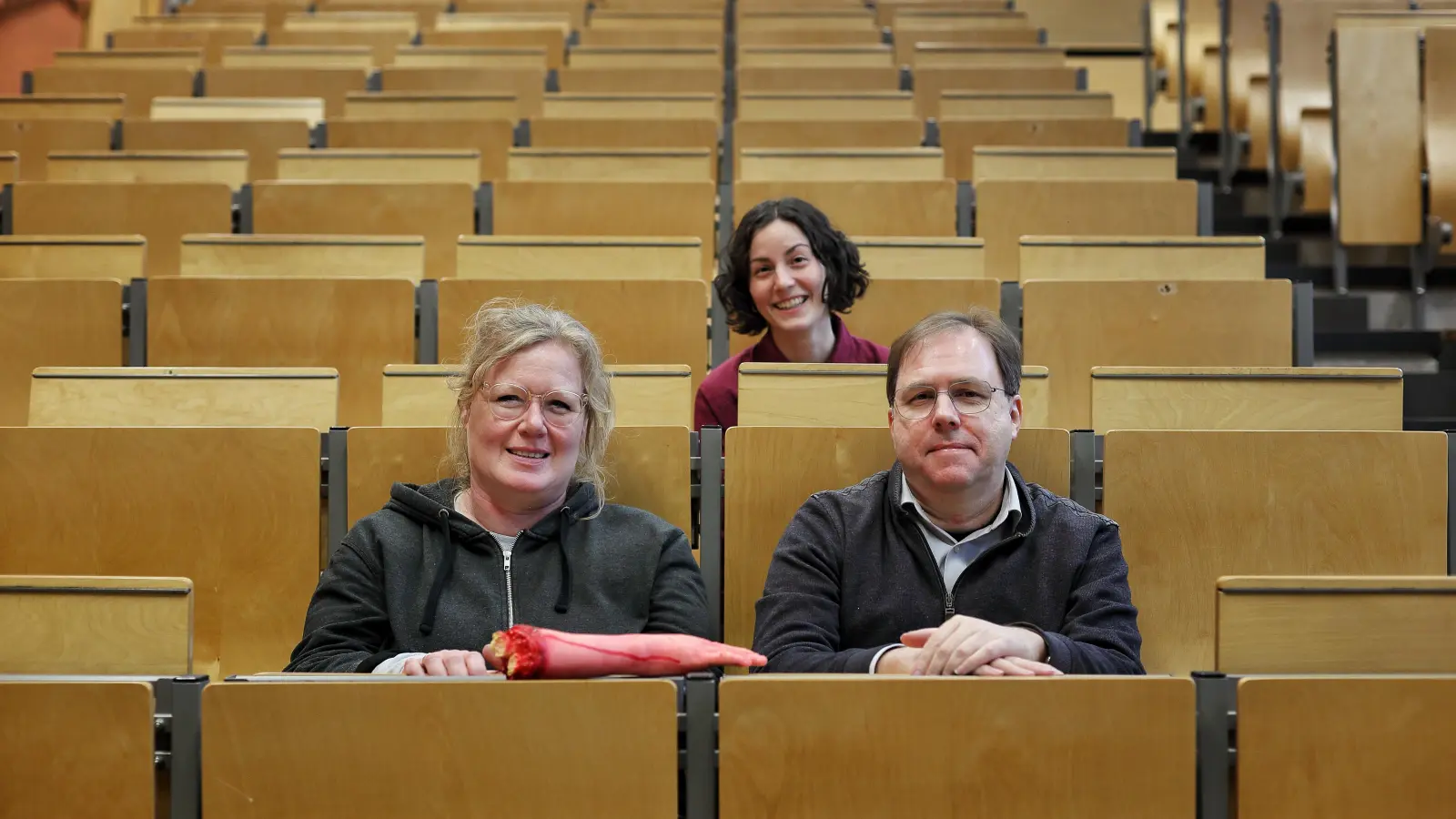 Theaterleute im Hans-Maurer-Auditorium der Hochschule Ansbach (von links): die Bühnen- und Kostümbildnerin Christina Wachendorff, Dramaturgin Verena Trottmann und Intendant Axel Krauße. (Foto: Thomas Wirth)