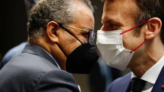 Der französische Präsident Emmanuel Macron und der Generaldirektor der Weltgesundheitsorganisation Tedros Adhanom Ghebreyesus vor einer Pressekonferenz im Rahmen des EU-Afrika-Gipfels. (Foto: Johanna Geron/Pool Reuters/AP/dpa)