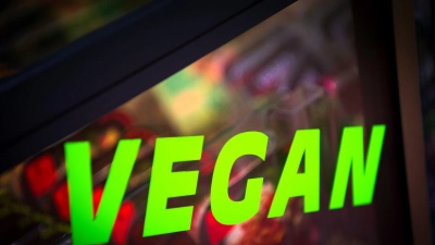 Muss es im Gefängnis veganes Essen geben? Dazu gibt es jetzt eine juristische Entscheidung in Bayern. (Symbolbild) (Foto: Sina Schuldt/dpa)