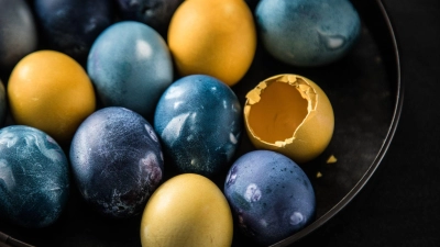 Wer gekochte Eier färben will, sollte sie mit Blick auf die Haltbarkeit weder anpieksen noch abschrecken. (Foto: Christin Klose/dpa-tmn/dpa)