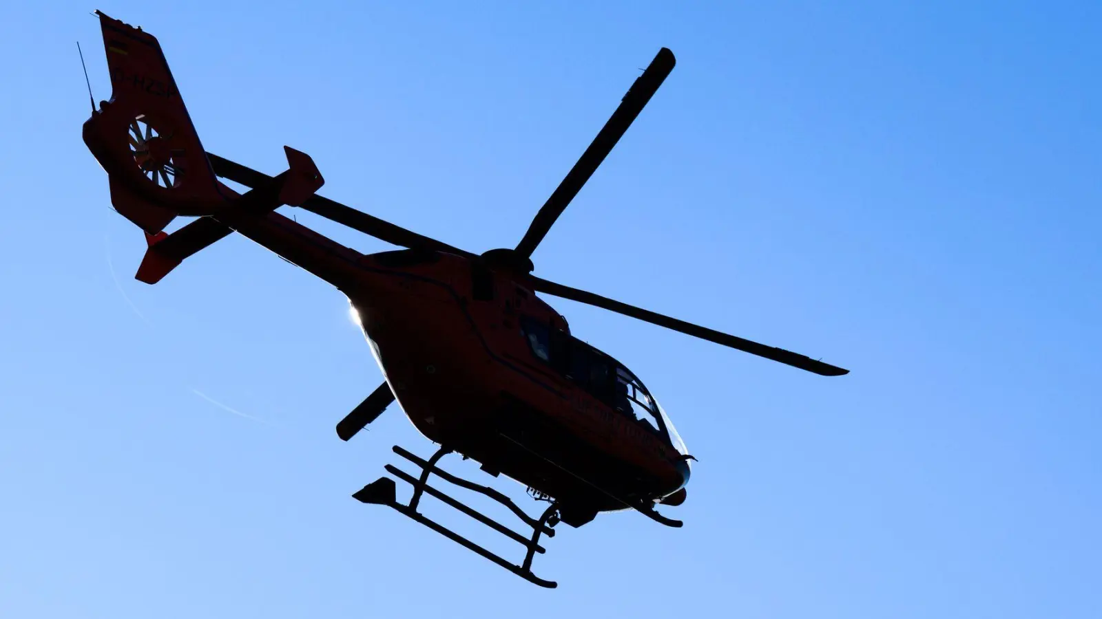 Die Einsatzkräfte brachten den Mann in ein Krankenhaus. (Symbolbild) (Foto: Julian Stratenschulte/dpa)