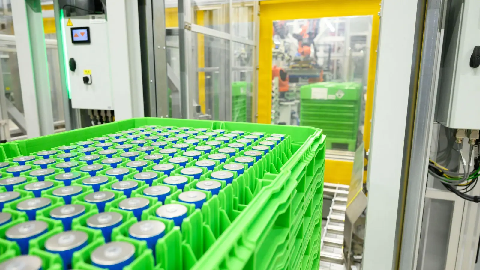 Im neuen BMW-Batteriewerk sollen pro Tag mehrere hundert Hochvoltspeicher entstehen. Jeder von ihnen hat fast 1.000 Zellen.  (Foto: Lukas Barth-Tuttas/dpa)