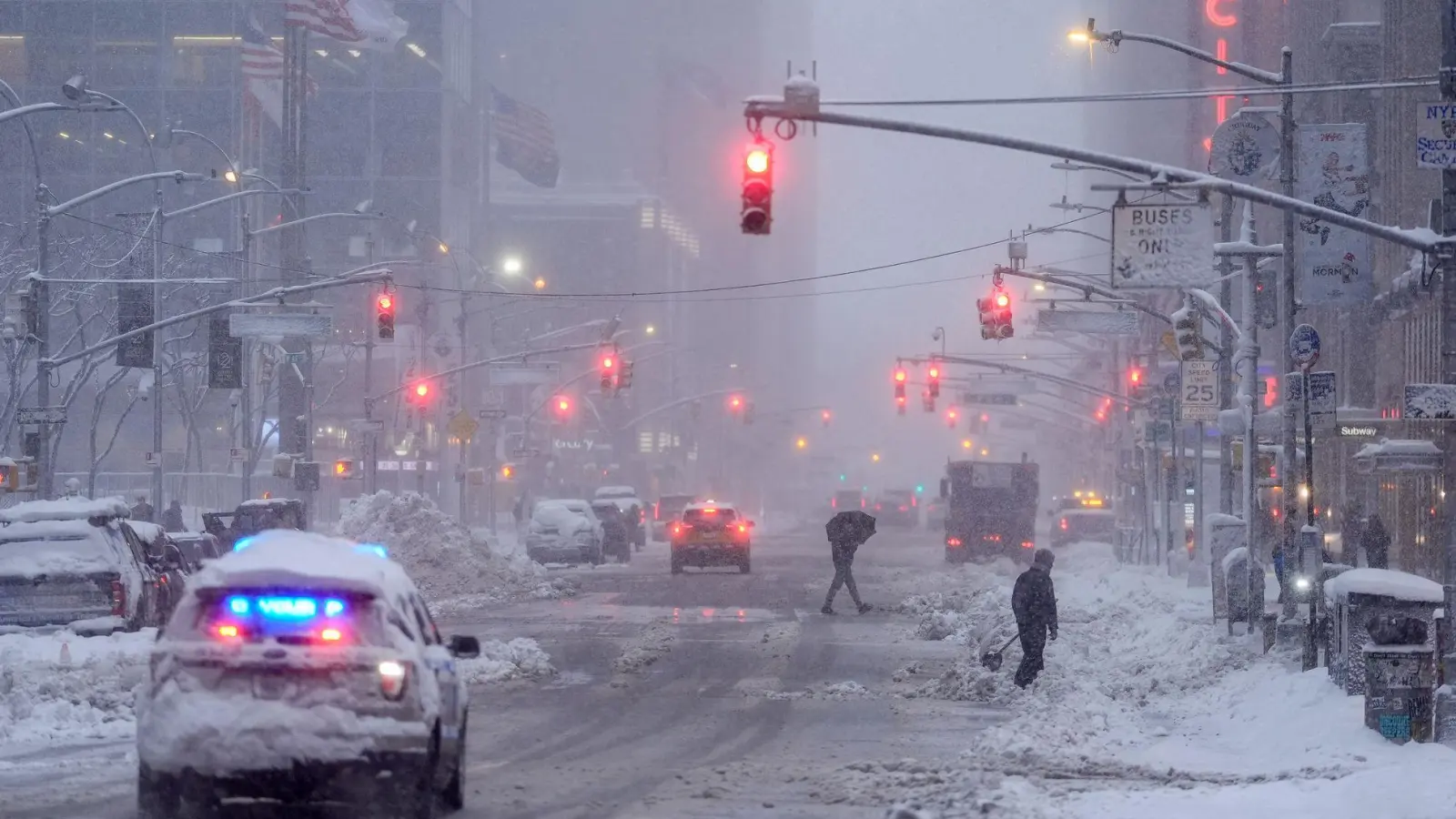 Schneemassen legten am Montag weite Teile New Yorks und der US-Ostküste lahm. (Foto: Seth Wenig/AP/dpa)