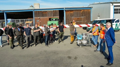 Der Bayreuther Oberbürgermeister Thomas Ebersberger (CSU, rechts im Bild) nimmt den gestohlenen Maibaum wieder in Empfang.  (Foto: Steffen Huber/Stadt Bayreuth/dpa)