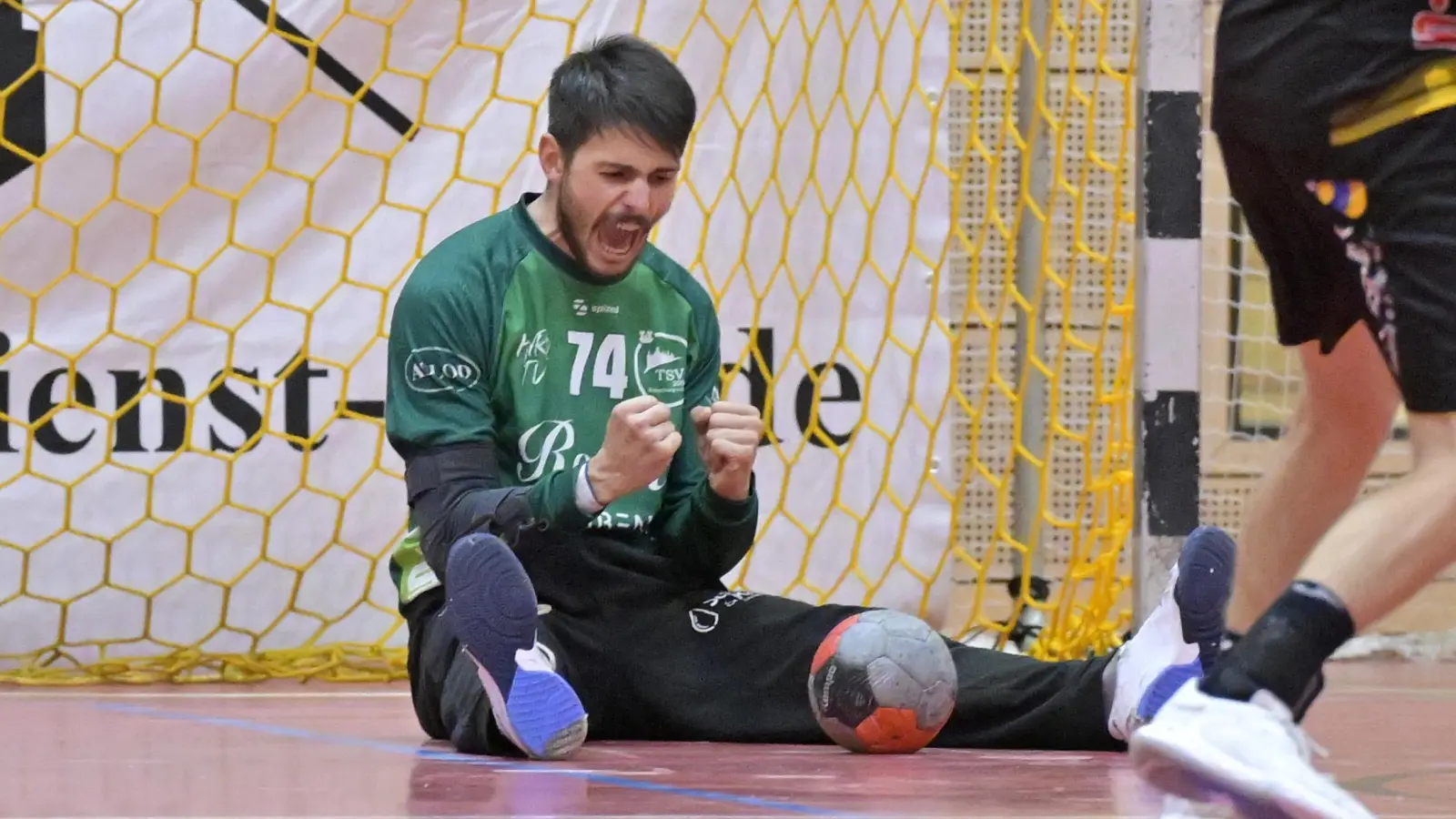 Rothenburgs Torhüter Arnold Kiss jubelt über einen gehaltenen Siebenmeter gegen Coburg II. (Foto: Martin Rügner)