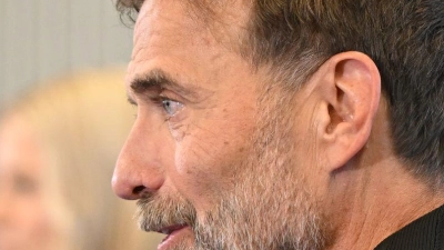 Jürgen Klopp (Mitte) bei seiner Vorstellung als neuer Bundestrainer. (Foto: Florian Wiegand/dpa)