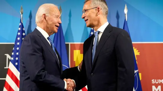 US-Präsident Joe Biden (l) und Nato-Generalsekretär Jens Stoltenberg in Madrid. (Foto: Susan Walsh/AP/dpa)