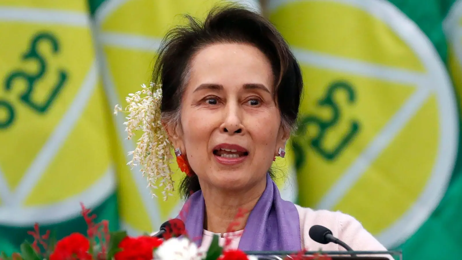 Aung San Suu Kyi wurde wegen zahlreicher angeblicher Verbrechen zu insgesamt 33 Jahren Haft verurteilt. Jetzt soll ihre Strafe um sechs Jahre verringert werden. (Foto: Uncredited/AP/dpa)