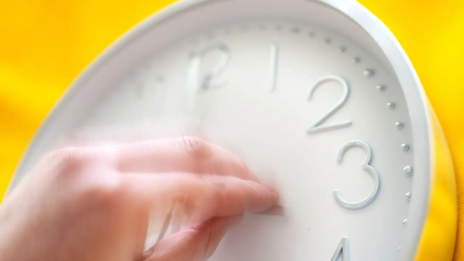 Wenn innere und äußere Uhr nicht übereinstimmen, können Schlafprobleme die Folge sein.  (Foto: Sina Schuldt/dpa/dpa-tmn)