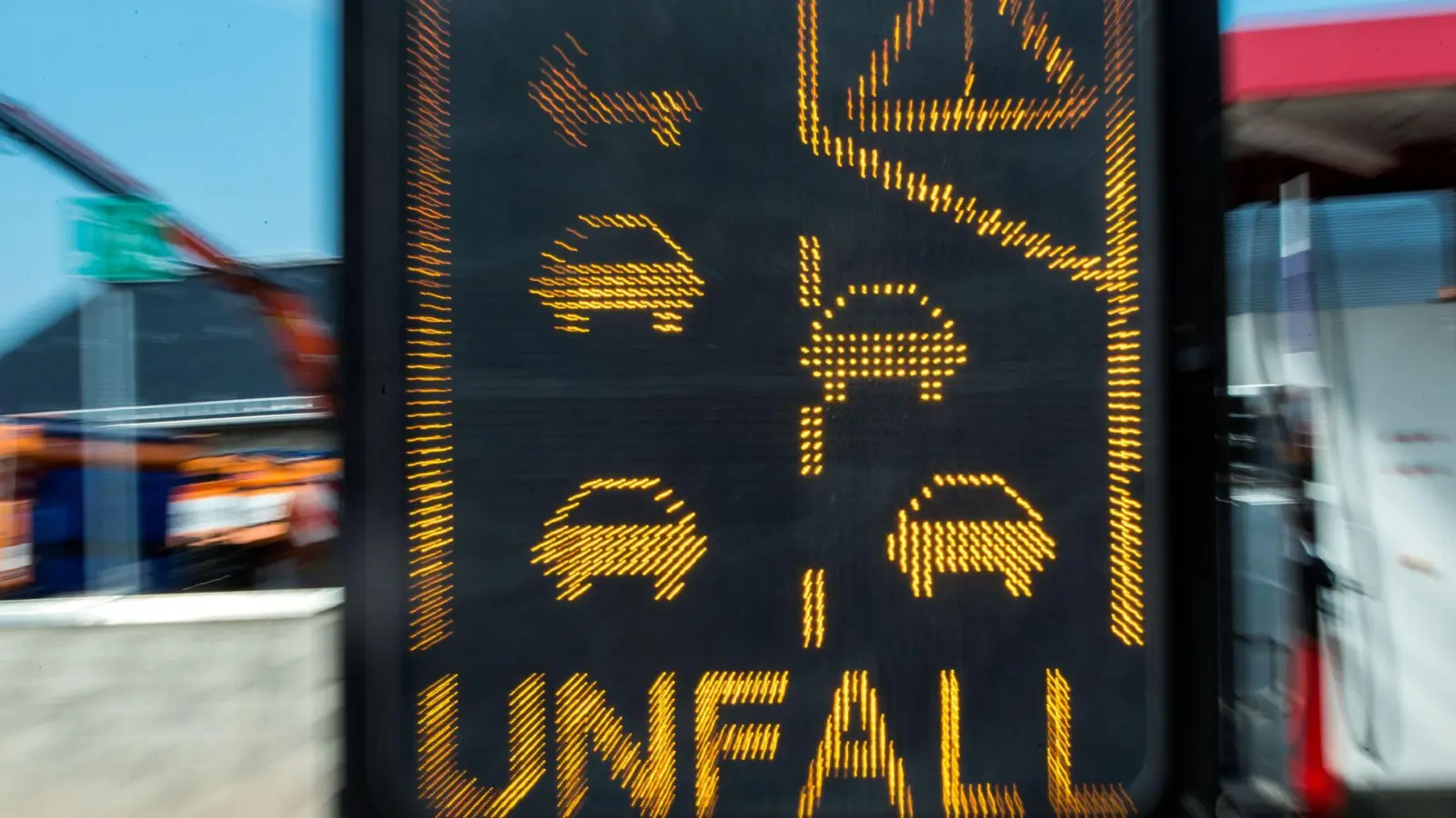 Abwechselnd einordnen: So funktioniert das Reißverschlussprinzip, und der Verkehr fließt besser. (Foto: Jens Büttner/dpa/dpa-tmn)