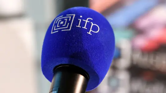 Ein Mikrofon trägt das Logo des Instituts zur Förderung publizistischen Nachwuchses (ifp). (Foto: Tobias Hase/dpa/Symbolbild)