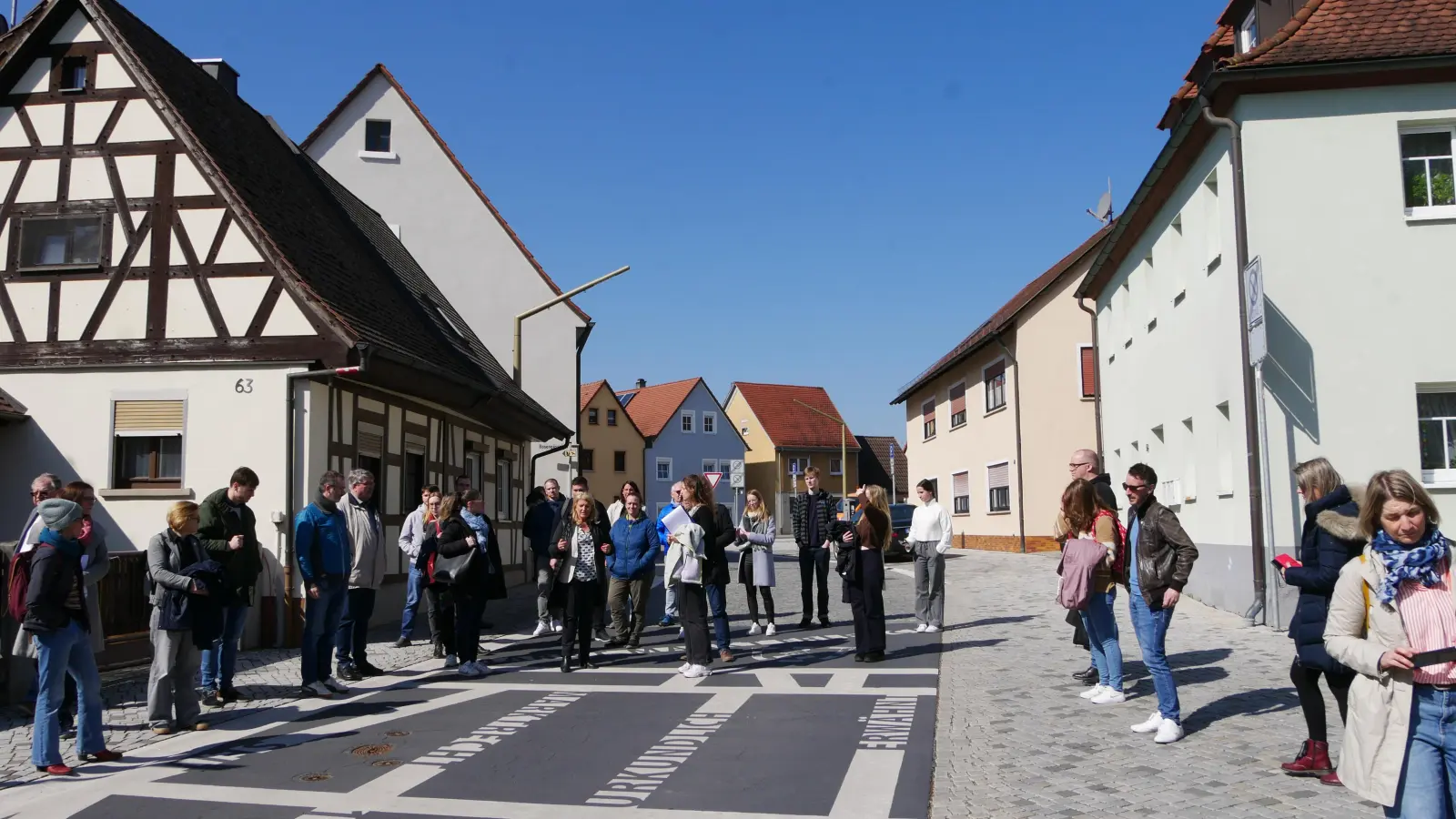 Fachleute aus dem gesamten Bundesgebiet schauten sich am Donnerstag im Zusammenhang mit einer Tagung in Ansbach im Landkreis Neustadt/Aisch um: Neuhof, Markt Erlbach (Foto) und Langenfeld dienten dabei als „Best-practice“-Beispiele in Sachen Innenentwicklung. (Foto: Ulli Ganter)