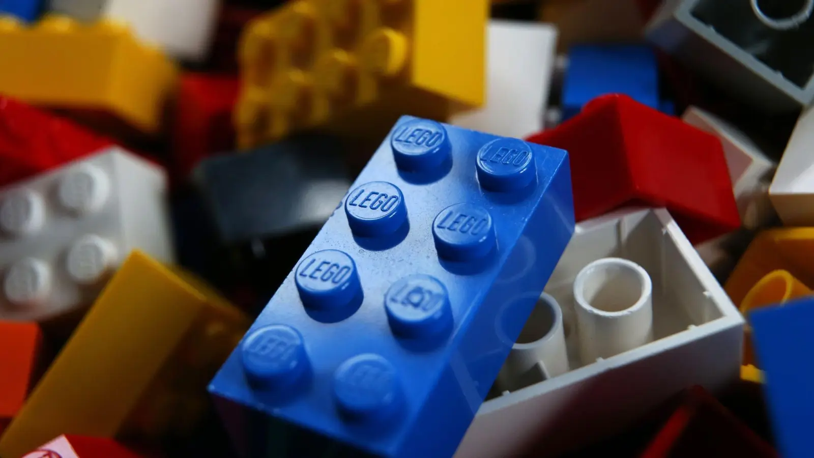 Bunte Lego-Steine. (Foto: Karl-Josef Hildenbrand/dpa)