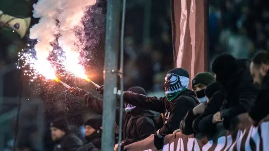 Fußballfans zünden Pyrotechnik. (Foto: David Inderlied/dpa/Symbolbild)