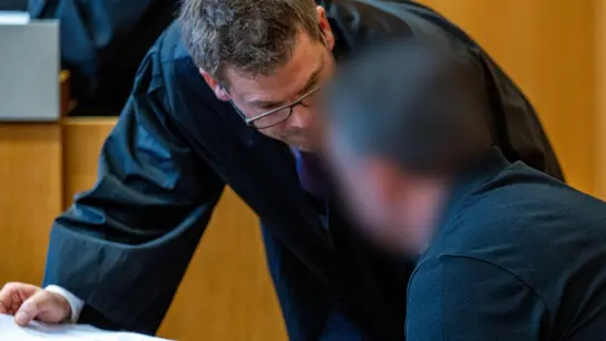 Der Angeklagte (r) spricht im Verhandlungssaal des Landgerichts mit seinem Verteidiger Georg Karl. (Foto: Armin Weigel/dpa)