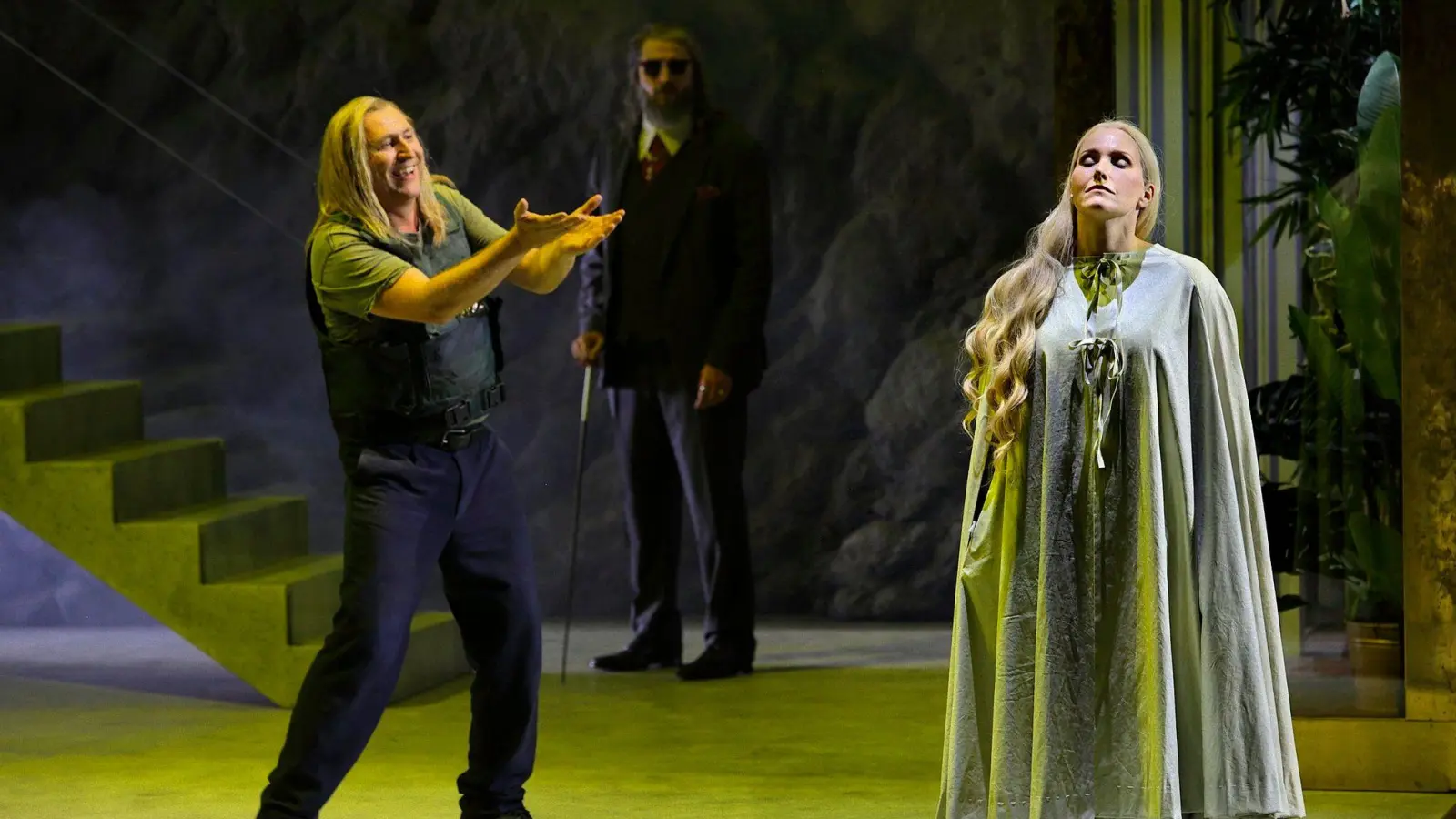 Andreas Schlager (l) als „Siegfried“ mit seiner „Brünnhilde“, gespielt von Daniela Köhler. (Foto: Enrico Nawrath/Festspiele Bayreuth/dpa)