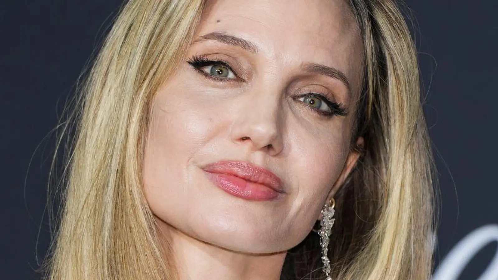 Angelina Jolie spielt in „Couture“ eine an Brustkrebs erkrankte Filmemacherin. (Archivbild) (Foto: Scott A Garfitt/Invision/AP/dpa)