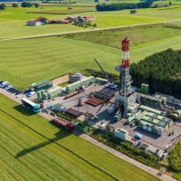 Die Suche nach Gas am Ammersee ist umstritten - nun kommen neue Sorgen für die Menschen vor Ort hinzu. Die Gemeinde braucht eine neue Trinkwasserquelle - doch das ist wegen der Gassuche gar nicht so leicht. (Archivbild) (Foto: Peter Kneffel/dpa)