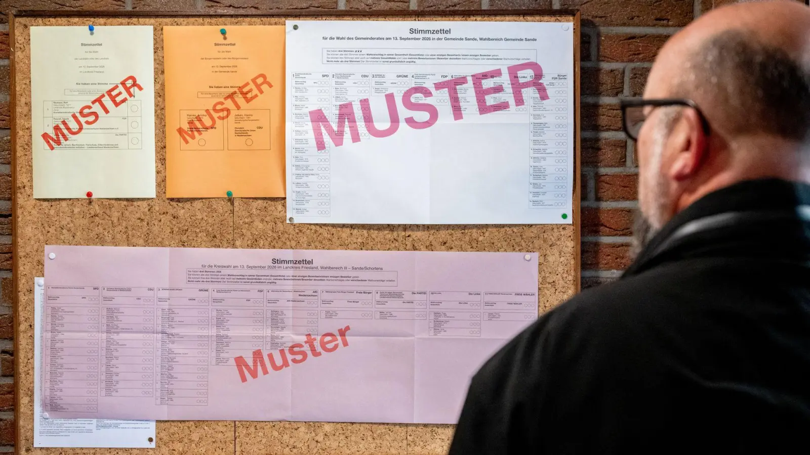 Bis zum Mittag lag die Wahlbeteiligung bei der Kommunalwahl etwas höher als noch 2021. (Foto: Hauke-Christian Dittrich/dpa)