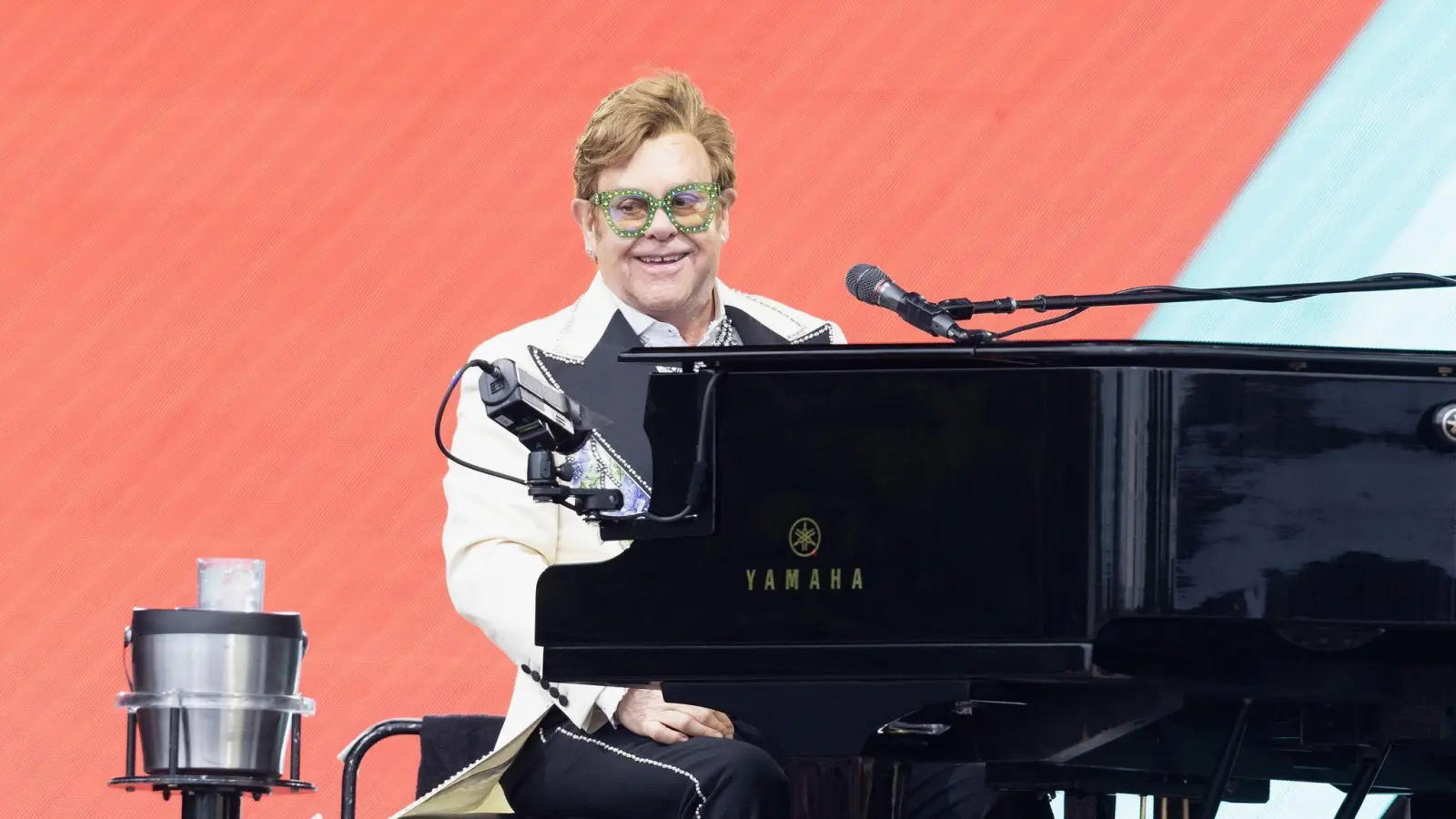 Elton John hat in Cannes seinen neuen Song vorgestellt (Archivbild). (Foto: Suzan Moore/PA Wire/dpa)