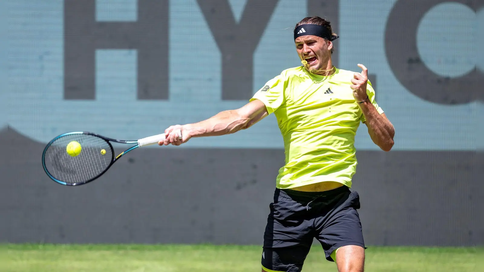 Alexander Zverev war nach einem Zwischenfall auf der Tribüne sofort zur Stelle. (Foto: David Inderlied/dpa)