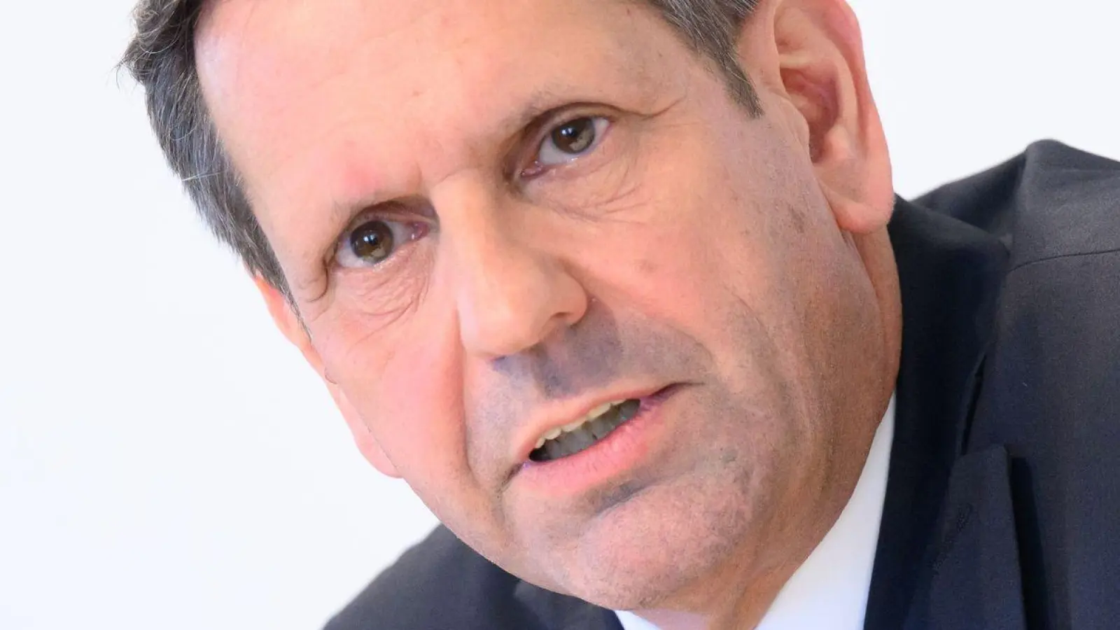 Olaf Lies fordert mehr Unterstützung für den Elektro-Hochlauf statt neuer Diskussion um ein Verbrenner-Verbot. (Archivfoto) (Foto: Julian Stratenschulte/dpa)