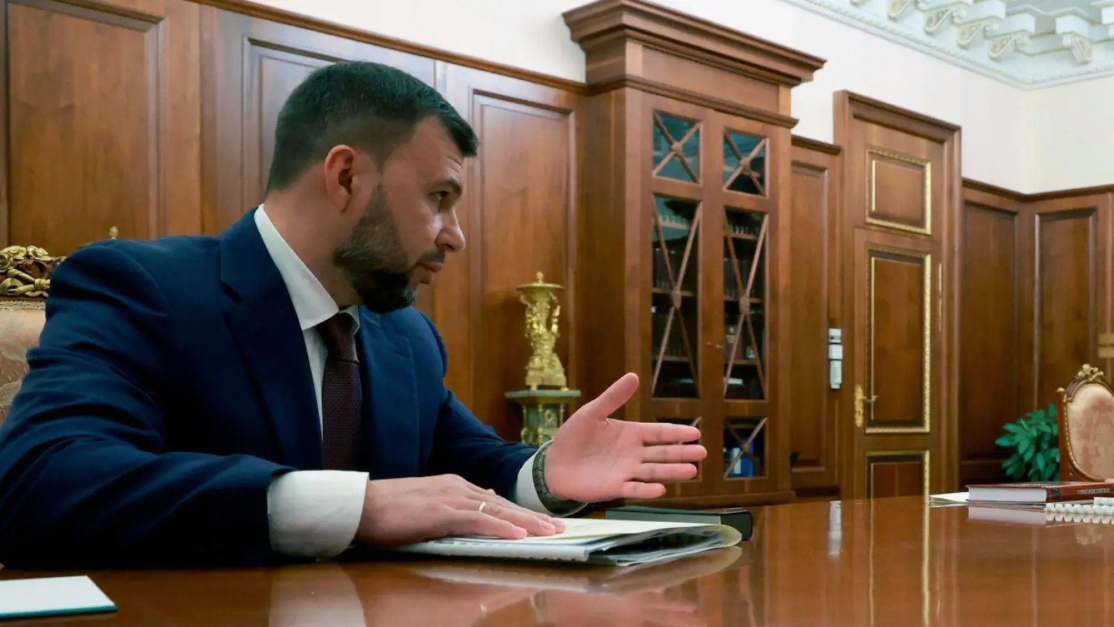 Der von Moskau eingesetzte Besatzungschef für Donezk, Denis Puschilin, hat nach ukrainischen Drohnenangriffen auf Wärmekraftwerke den regionalen Notstand ausgerufen. (Archivbild) (Foto: Gavriil Grigorov/Pool Sputnik Kremlin/AP/dpa)