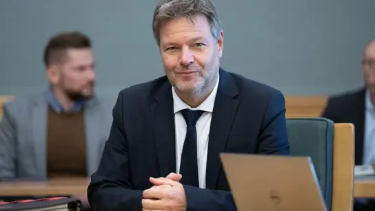 Bundeswirtschaftsminister Robert Habeck nimmt in der Sächsischen Staatskanzlei an einer Kabinettssitzung der Landesregierung teil. (Foto: Sebastian Kahnert/dpa)