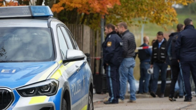 Die Polizei fahndete mit einer Vielzahl an Streifenwagen sowie einem Hubschrauber nach dem Tatverdächtigen.  (Foto: Felix Kirberg/dpa)