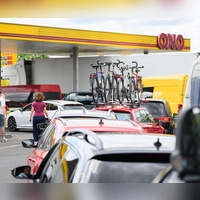 Autofahrer stehen an einer Tankstelle in der Schlange, um zu tanken. (Archivbild) (Foto: Robert Michael/dpa)