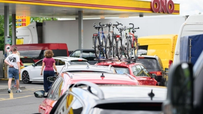 Autofahrer stehen an einer Tankstelle in der Schlange, um zu tanken. (Archivbild) (Foto: Robert Michael/dpa)