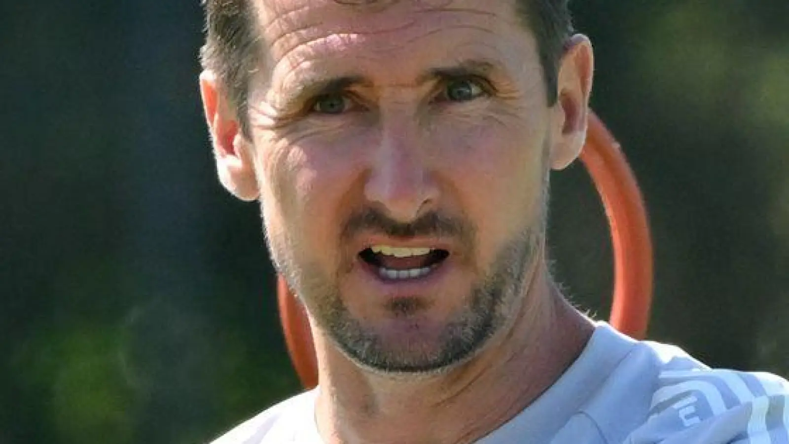 Trainer Miroslav Klose (r) freut sich über einen Testspielsieg. (Foto: Martin Schutt/dpa)