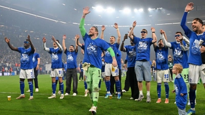 Grenzenloser Jubel bei Bundesliga-Rückkehrer FC Schalke 04. (Foto: Bernd Thissen/dpa)