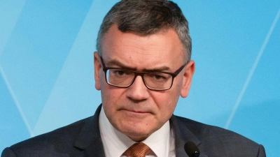 Florian Herrmann (CSU), Leiter der bayerischen Staatskanzlei, nimmt nach einer Kabinettssitzung an einer Pressekonferenz teil. (Foto: Niklas Treppner/dpa)