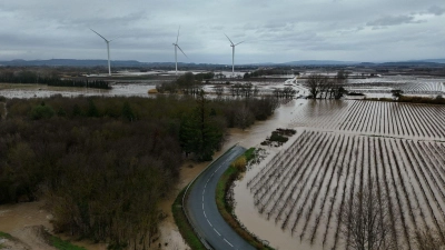 Massive Regenfälle haben in Südfrankreich für Überflutungen und Behinderungen geführt. (Foto: Lionel Bonaventure/AFP/dpa)