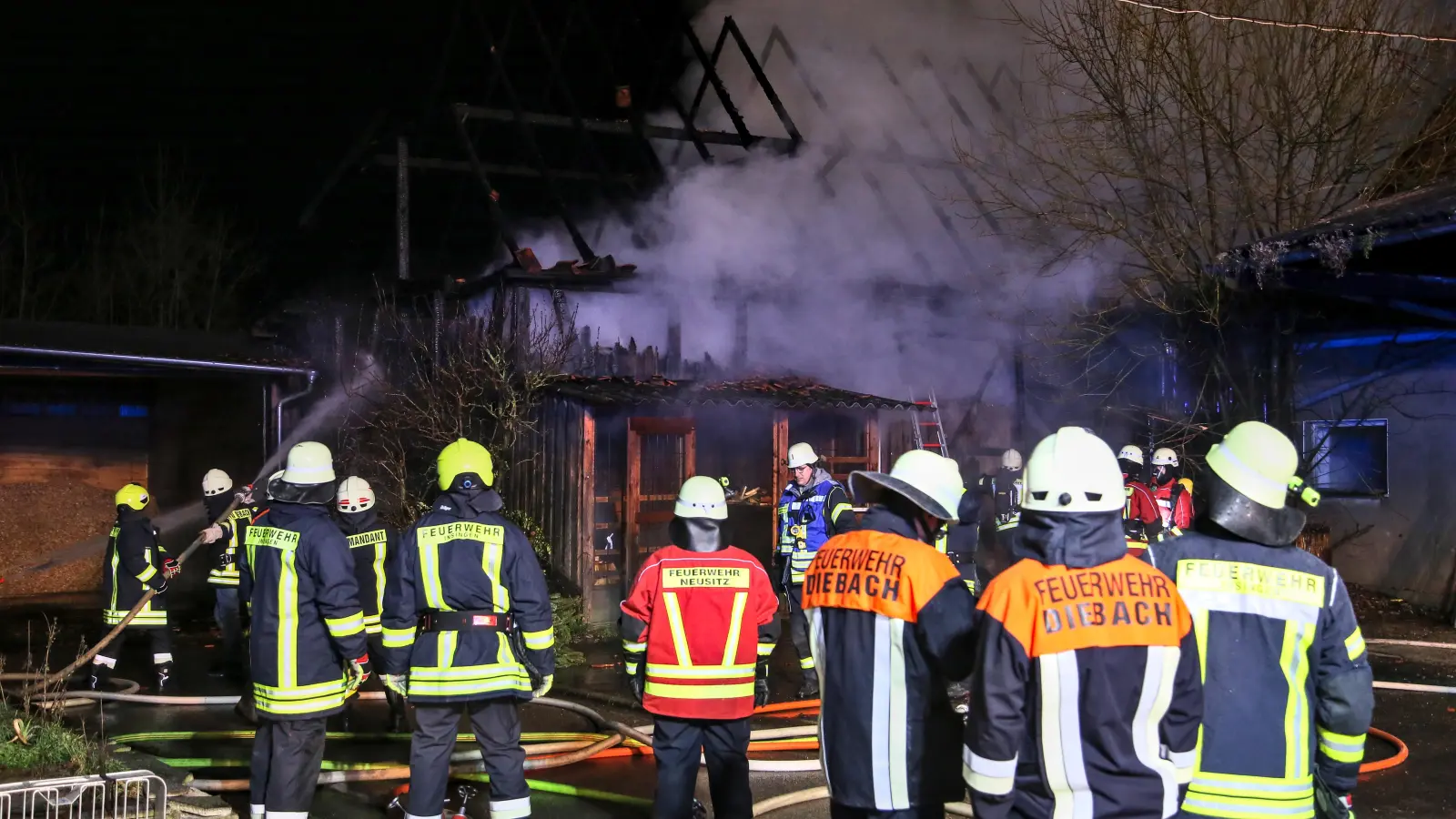 Rund 100 Feuerwehrkräfte waren in der Nacht zum Samstag In Diebach im Landkreis Ansbach im Einsatz. Das Gebäude wurde bei dem Brand völlig zerstört.  (Foto: Tizian Gerbing)