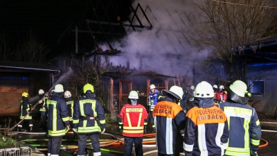 Rund 100 Feuerwehrkräfte waren in der Nacht zum Samstag In Diebach im Landkreis Ansbach im Einsatz. Das Gebäude wurde bei dem Brand völlig zerstört.  (Foto: Tizian Gerbing)
