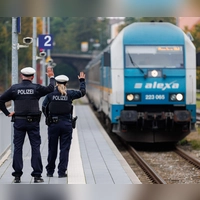 Bundespolizisten weisen per Handzeichen den Lokführer eines Zuges aus Prag in Richtung München darauf hin, dass sie zur Kontrolle des Einreiseverkehrs zusteigen werden. (Archivbild) (Foto: Daniel Karmann/dpa)