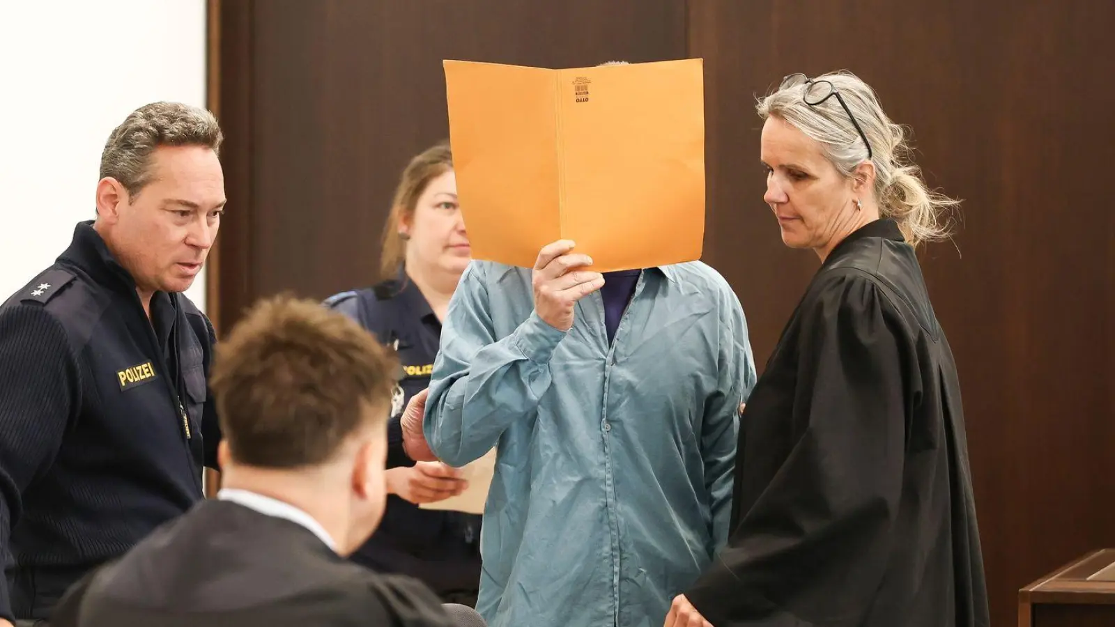 Die 5. Strafkammer des Landgerichts Nürnberg-Fürth hat einen 51-Jährigen zu lebenslanger Haft verurteilt, weil er seine Ehefrau erdrosselt hat. (Archivbild)  (Foto: Daniel Löb/dpa)