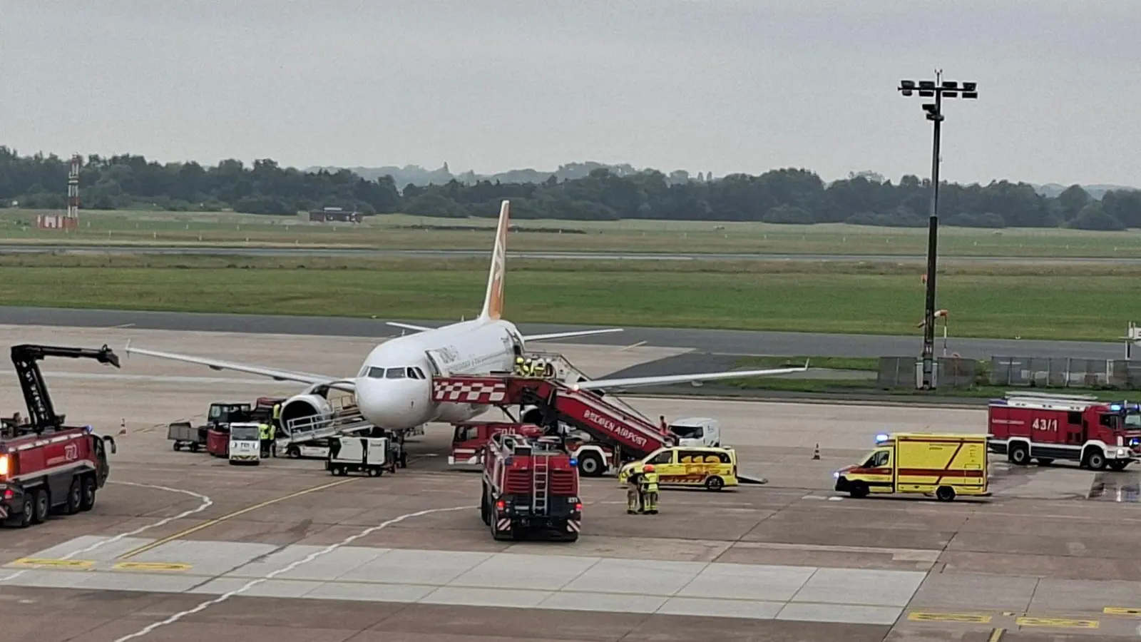 Kurz nach dem Start musste ein Flugzeug an den Flughafen Bremen zurückkehren. (Archivbild) (Foto: Kai Moorschlatt/dpa)