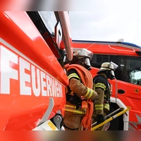 Die Feuerwehr konnte den Mann nur noch tot aus der Wohnung bergen. (Symbolbild) (Foto: Bernd Weißbrod/dpa)