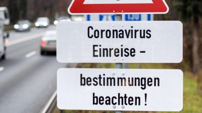 Ein Schild mit der Aufschrift „Coronavirus Einreisebestimmungen beachten!“ ist an der Bundesstraße 304 in Richtung Deutschland an der Grenze „Saalachbrücke“ zu sehen. (Foto: Matthias Balk/dpa)