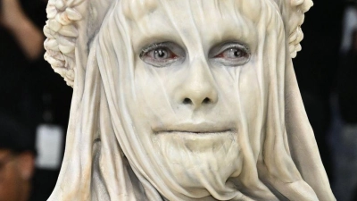 Model Heidi Klum erschien verkleidet als Statue zur Met-Gala.  (Foto: Evan Agostini/Invision/AP/dpa)