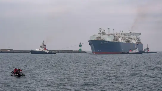 Die „Neptune“ fährt in den Hafen von Mukran vor der Küste der Insel Rügen. Das erste Spezialschiff zur Umwandlung von verflüssigtem Erdgas in den gasförmigen Zustand ist in Deutschland angekommen. (Foto: Stefan Sauer/dpa)
